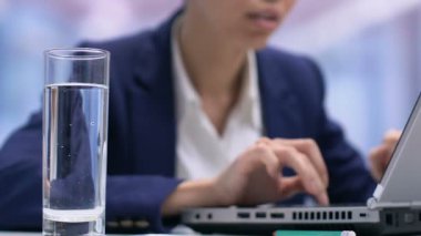 Bayan satış yöneticisi Laptop ve içme suyu üzerinde çalışan, vücut sıvı dengesi