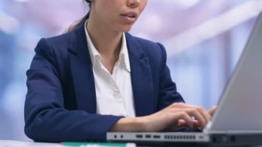 Businesslady boyun ve masaj güçlü ağrı acı, sedanter yaşam