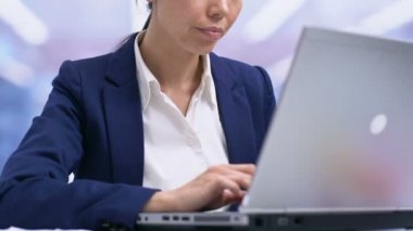 Dizüstü bilgisayar hissi uykulu ve esneme, aşırı yük üzerinde çalışan yorgun ofis çalışanı