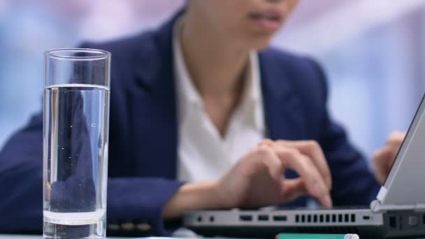 Lady Sales Manager werkt aan laptop en drinkwater, vloeibare balans in het lichaam — Stockvideo