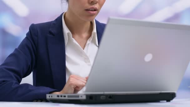 Empresária decepcionada sentindo-se desagradavelmente surpreendida fechando falha laptop — Vídeo de Stock