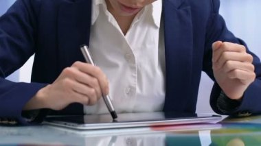 Kadın Grafik Tasarımcısı geliştirme projesi kullanarak tablet uygulaması, teknoloji