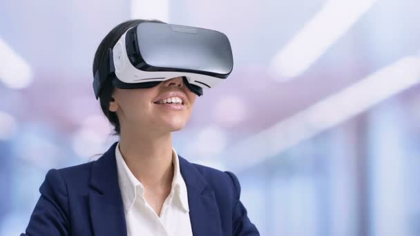 Wanita pengusaha tersenyum di headset VR mempersiapkan presentasi, teknologi modern — Stok Video