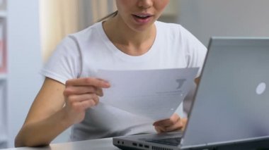 Neşeli Bayan Freelancer parçalanmış belge ve dışarı atma, pozitif düşünme