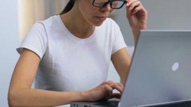 Kadın Freelancer çalışma ve acı acı gözleri ve baş ağrısı, sağlık
