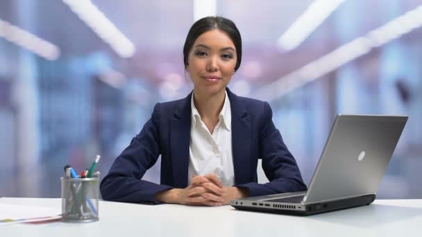 Young self-confident businesslady looking to camera and smiling, slow-motion — Αρχείο Βίντεο