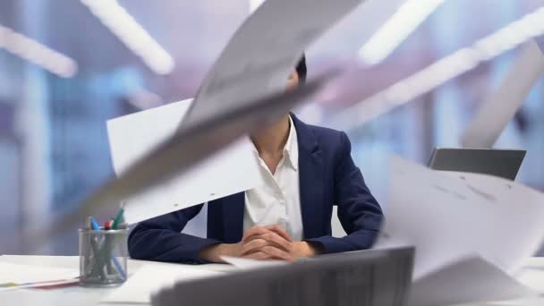 Papiery opadające wokół spokojnego pracownika biurowego, wysoka tolerancja na stres — Wideo stockowe