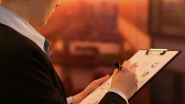 Kadın şirket CEO 'Su pazarlama araştırma veri kontrol, kalkınma stratejisi