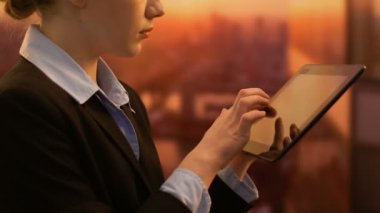 Genç kadın girişimci Tablet PC üzerinde kaydırma, kontrol ve dosyaları yakınlaştırma