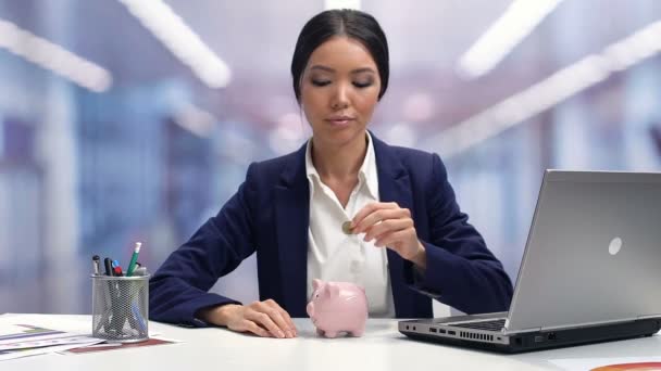 Dama en ropa de negocios poner moneda en Piggybank, ahorros para el futuro, depósito bancario — Vídeos de Stock