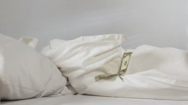 Chambermaid bir dolar ipuçları alarak ve otel odasında yatak yapma, hizmet