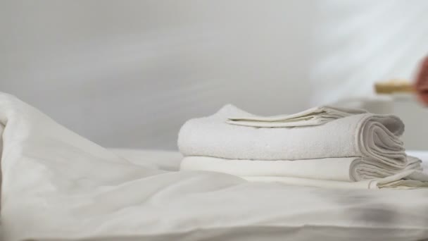 Mujer camarera preparando ropa de cama limpia, tomando toallas sucias de la habitación — Vídeo de stock