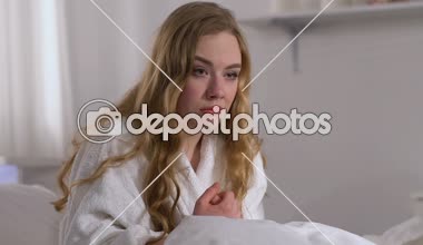 Yatakta oturan depresif Bayan, eller, yaşam ve sağlık sorunları ile yüz kapanış