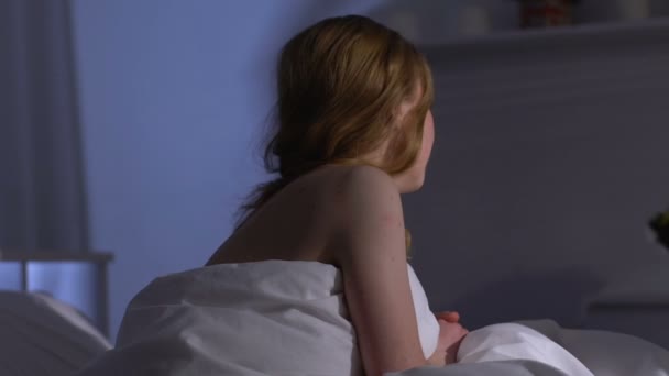 Νεαρή γυναίκα κλαίει στο κρεβάτι τη νύχτα, προβλήματα ζωής και υγείας, κατάθλιψη — Αρχείο Βίντεο