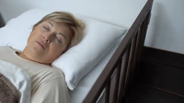 病院のベッドに横たわって、周りを見ている女性の患者、健忘健康問題 — ストック動画