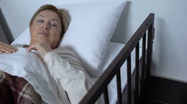 Hemşire yardım etmek zayıf olgun bayan hasta için almak yukarı sickbed, gidiyor için prosedürler