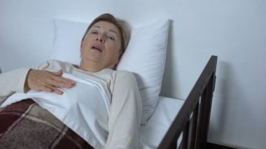 Revirde yatan emekli kadın hasta astım krizi hissediyor ve yardım istiyor