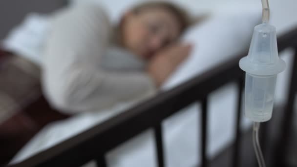 Contador de gota close-up, paciente do sexo feminino deitado na cama do hospital, terapia e medicina — Vídeo de Stock