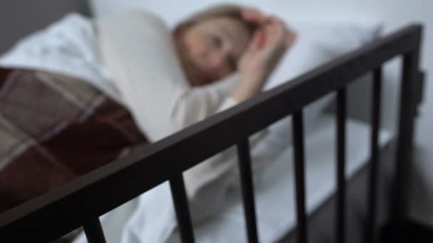 Córka wspierająca jej śmiertelnie chory matka leżąca na łóżku szpitalnym, hospicjum — Wideo stockowe