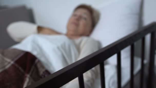 Больная женщина вдруг начинает задыхаться и нажимает кнопку вызова медсестры, обслуживание — стоковое видео