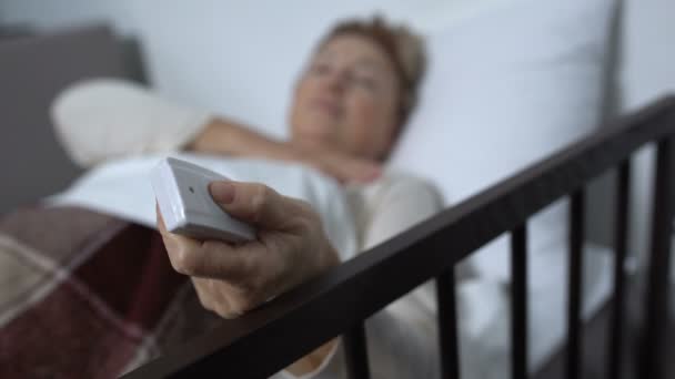 Paciente femenina presionando el botón de llamada enfermera perdiendo la conciencia, servicio hospitalario — Vídeos de Stock