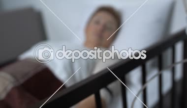 Hastane işçisi dönme-damla sayacı ve destek kadın hasta, enjeksiyon