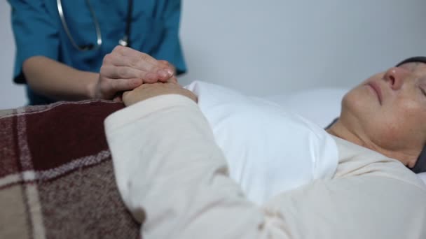 Médico de apoyo mujer con la última etapa de cáncer, acariciando su mano, hospicio — Vídeos de Stock