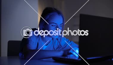 Hastanede gece vardiyaları sırasında proje üzerinde çalışan aşırı çalışılan stajyer, eğitim