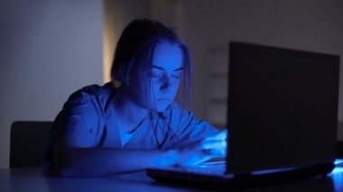Yorgun doktor asistanı laptop tıbbi kayıtları tutmak ve uykuda düşen