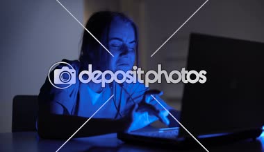 Genç doktor ağlayan laptop üzerinde çalışan, hasta kaybı stres, gece vardiyası