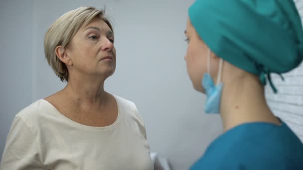 Krankenschwester erzählt Patientin schlechte Diagnose, enttäuschende Nachrichten, weinende Frau — Stockvideo