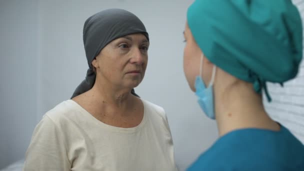 Kvinnlig patient gråter lära sig om misslyckad kemoterapi, avancerad cancer — Stockvideo
