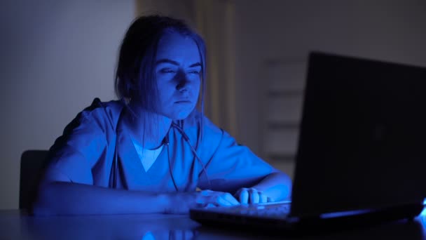 Καταπονημένος γυναίκα νοσοκόμα λυγμός κάθεται στο μπροστινό φορητό υπολογιστή στο σκοτεινό δωμάτιο, στρες — Αρχείο Βίντεο