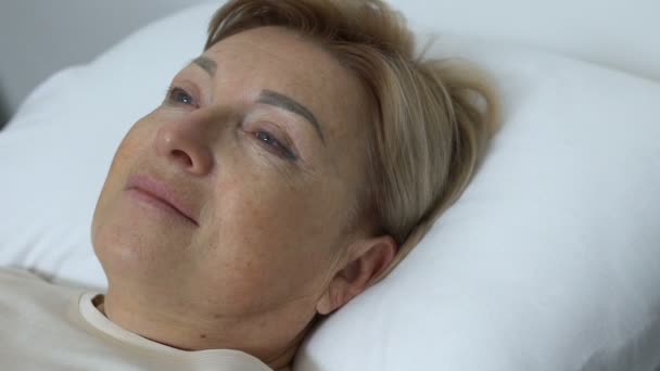 Glückliche Frau liegt nach Operation, Genesung, Gesundheit im Krankenhausbett — Stockvideo