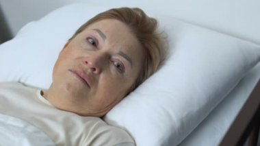 Kız çaresiz yaşlı Bayan tedavi edilemez hastalık bakım muzdarip destek