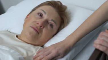 Gönüllü tedavi edilemez hastalık acı yaşlı Bayan ağlayan destek, bakım