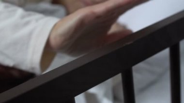 Hastane yataktan ayağa kalkmaya çalışan eski özürlü kadın, rehabilitasyon merkezi