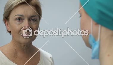Hemşire sarılmak ve ölümcül hastalık, sağlık ile yaşlı kadın hasta destek
