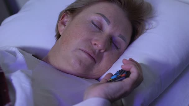 Vrijwilliger uitschakelen TV in de vrouwelijke patiënt kamer, met betrekking tot vrouw met deken — Stockvideo