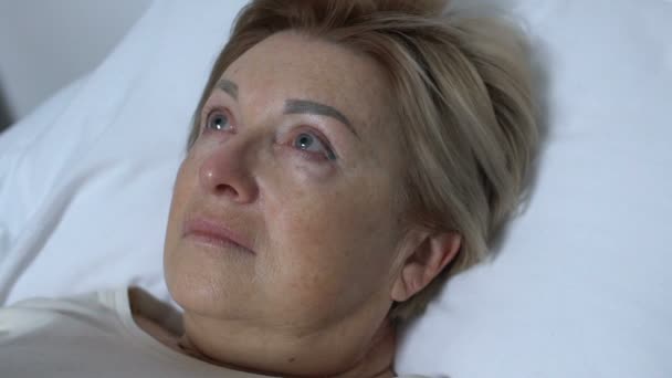 Dotter torka tårar från mödrar ansikte, ta hand om förälder på sjukhus — Stockvideo
