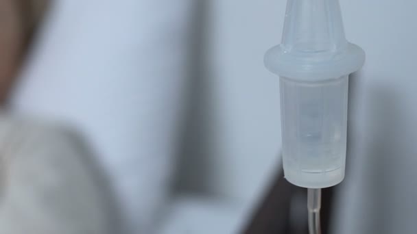 Patientin telefoniert im Krankenhaus, leidet unter Schmerzen, unheilbarer Krankheit — Stockvideo