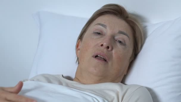 Señora paciente apenas respirando en la cama del hospital, estirando la mano para obtener ayuda, asma — Vídeo de stock
