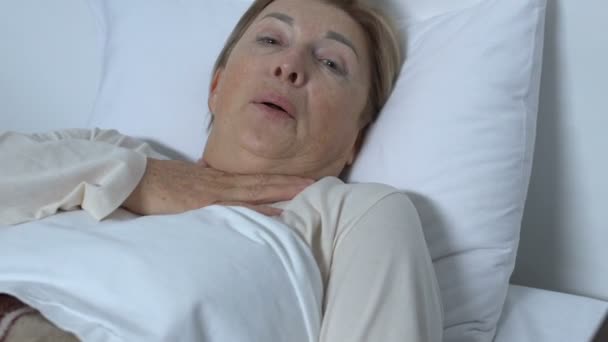 Paciente femenina que apenas respira, acostada en la cama del hospital, pidiendo ayuda, asma — Vídeos de Stock