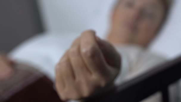 Krankenschwester mit Spritze macht Spritze für kranken Patienten im Bett liegend, Gesundheitsfürsorge — Stockvideo