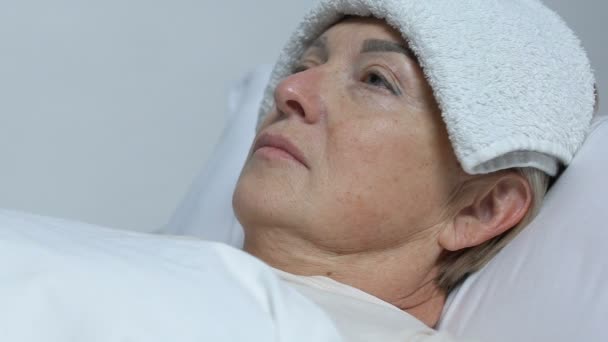 Mujer anciana enferma que rechaza la papilla, paciente voluntario con cuchara, hospicio — Vídeo de stock