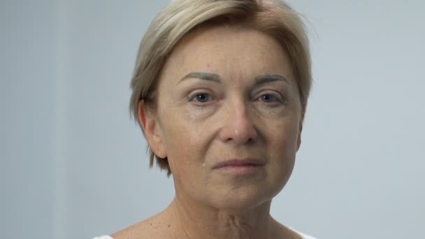 Плачущая пожилая женщина смотрит в камеру, здоровье и жизненные проблемы, отчаяние — стоковое видео