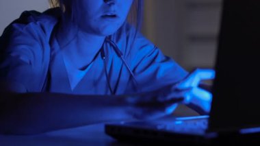 Gece laptop yazarak kadın tıp işçisi, klinik araştırmalar, bilim