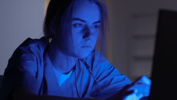 Студент-медик, работающий над проектом ночью, разочарован неправильными исследованиями — стоковое видео