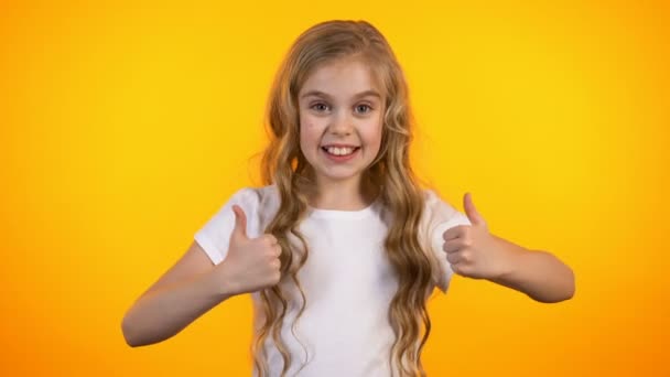 Bonito emocional estudante mostrando polegares-up, extremamente satisfeito criança, promo — Vídeo de Stock