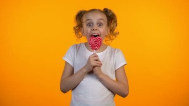 Komik liseli yalama kalp şeklinde lolipop, mutlu çocukluk, şekerleme